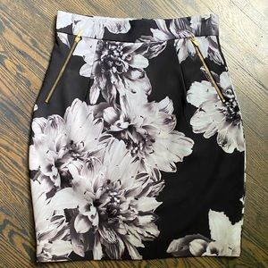 Beautiful black and white floral print pencil skirt, H&M size 6, gold zippers